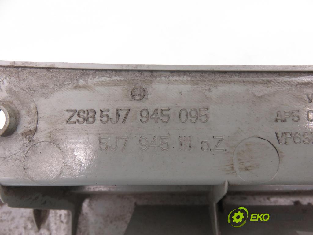 SKODA ROOMSTER (5J) KOMBIVAN 2014 66,00 1.6 TDI - CAYB 1598,00 Svetlo ľavé zadné 5J7945111