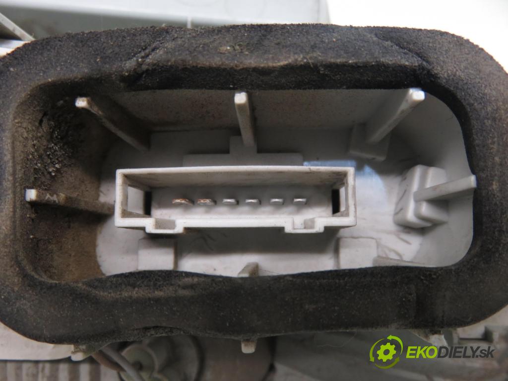 SKODA ROOMSTER (5J) KOMBIVAN 2014 66,00 1.6 TDI - CAYB 1598,00 Svetlo ľavé zadné 5J7945111