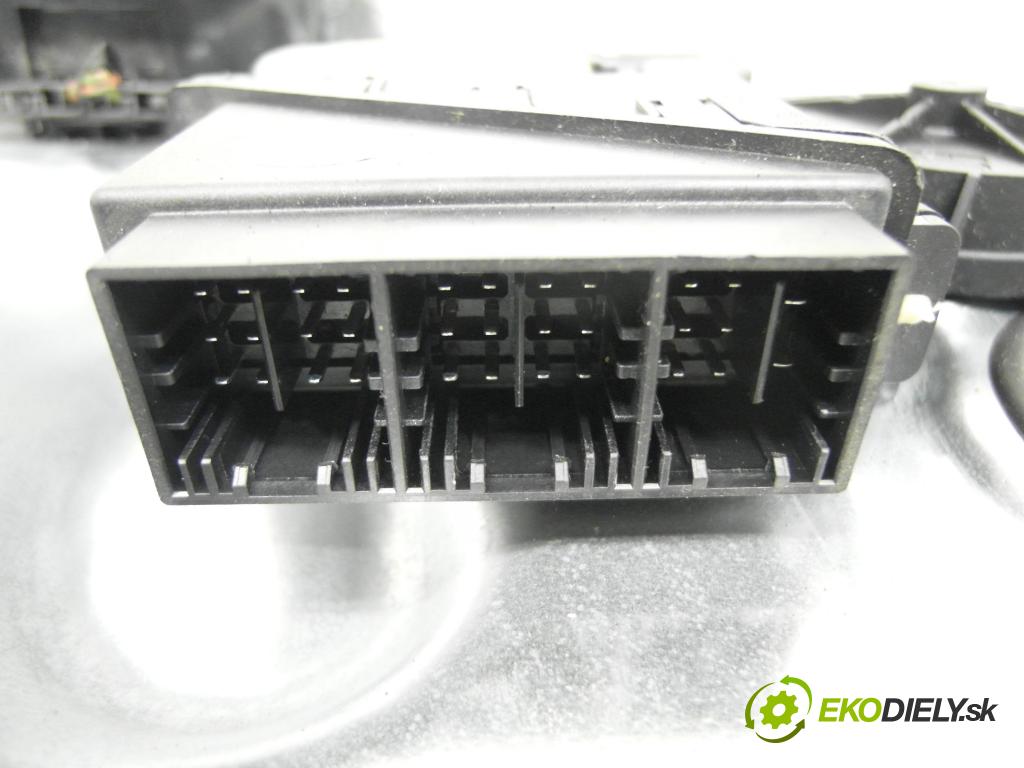 VW POLO (9N_) HB 2002 47,00 1.2 12V 64 - AZQ 1198,00 Mechanizmus okien 6Q4837401H ; 6Q2959802A