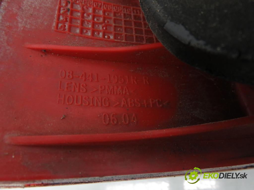AUDI A3 (8L1) HB 2003 75,00 1.6 8V 102 - BFQ 1595,00 Svetlo pravé zadné