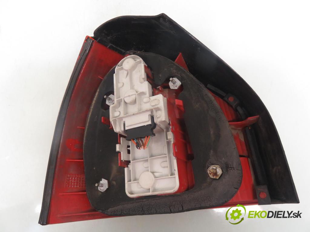AUDI A3 (8L1) HB 2003 75,00 1.6 8V 102 - BFQ 1595,00 Svetlo pravé zadné
