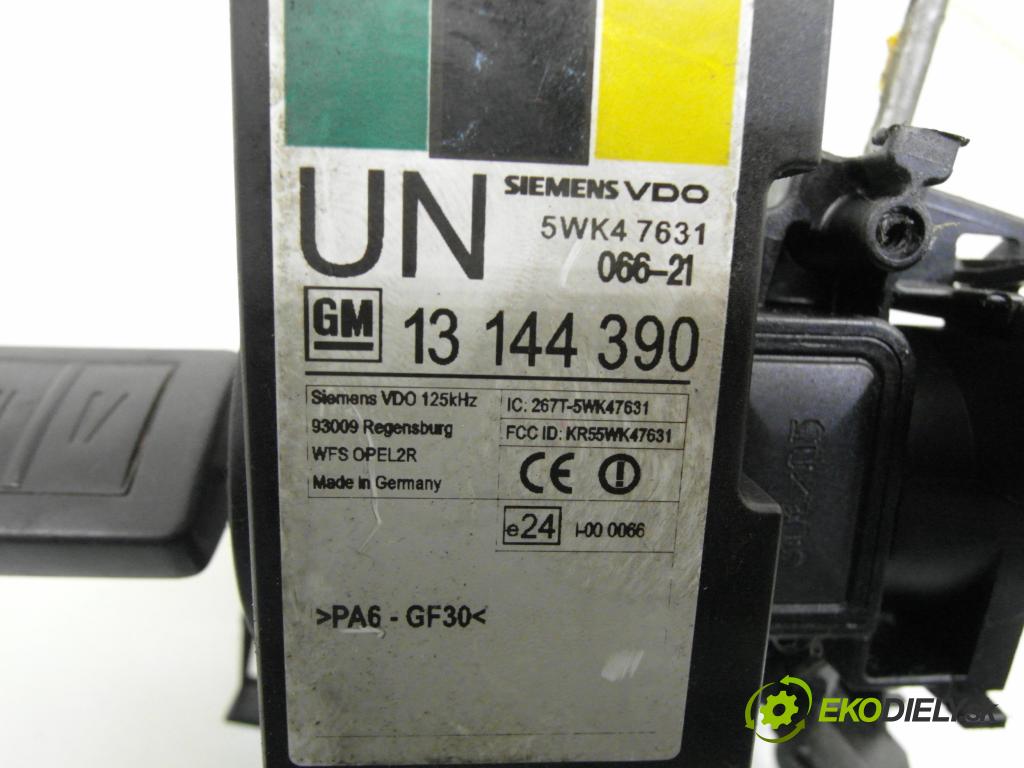 OPEL MERIVA A nadwozie wielkoprzestrzenne (MPV) (X03) MINIVAN 2009 66,00 1.4 16V Twinport - Z 14 XEP 1364,00 spinačka 90589313 ; 90589389 ; 24413106 (Spínacia skrinka)