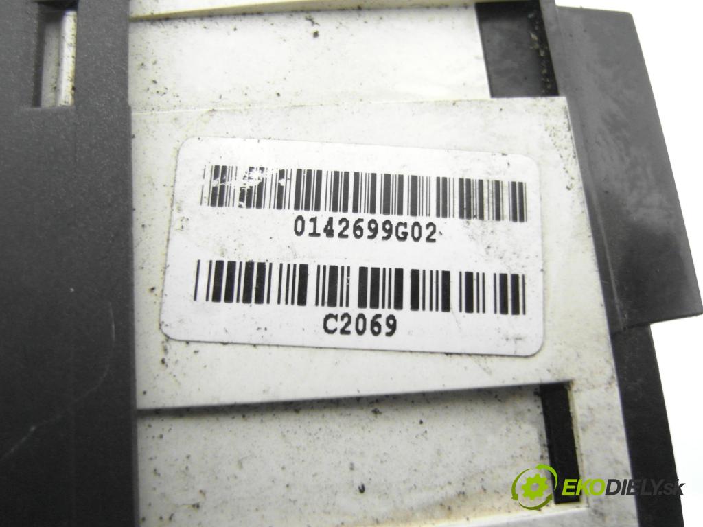 VOLVO V40 Kombi (645) KOMBI 2002 75,00 1.9 DI - D 4192 T4 1870,00 Panel kúrenia KLIMATIZACE: 612698
