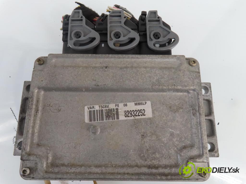 PEUGEOT 307 SW (3H) KOMBI 2003 103,00 2.0 16V - RFN (EW10J4) 1997,00 Riadiaca jednotka Motor 16560044 ; 9647494880 ; IAW6LP101