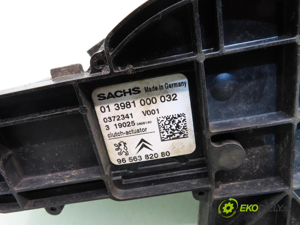 CITROEN C2 (JM_) HB 2003 50,00 1.4 - KFV (TU3JP) 1360,00 SPOJKA: 013981000032 ; 9656382080