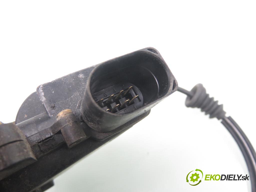 VW BORA (1J2) SEDAN 1998 85,00 2 - AQY 1984,00 zámok 