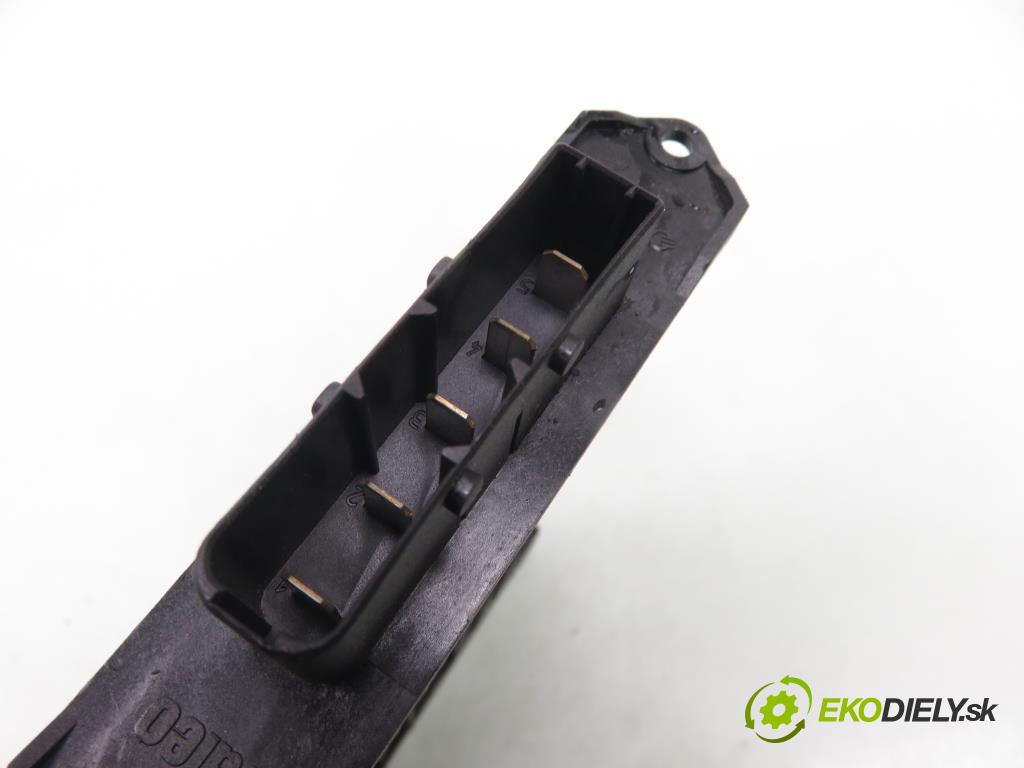 RENAULT CLIO III (BR0/1, CR0/1) HB 2005 50,00 1.5 dCi 68 - K9K 768 1461,00 Výhrevné teleso, radiátor kúrenia elektrická F667211Z (Radiátor kúrenia)