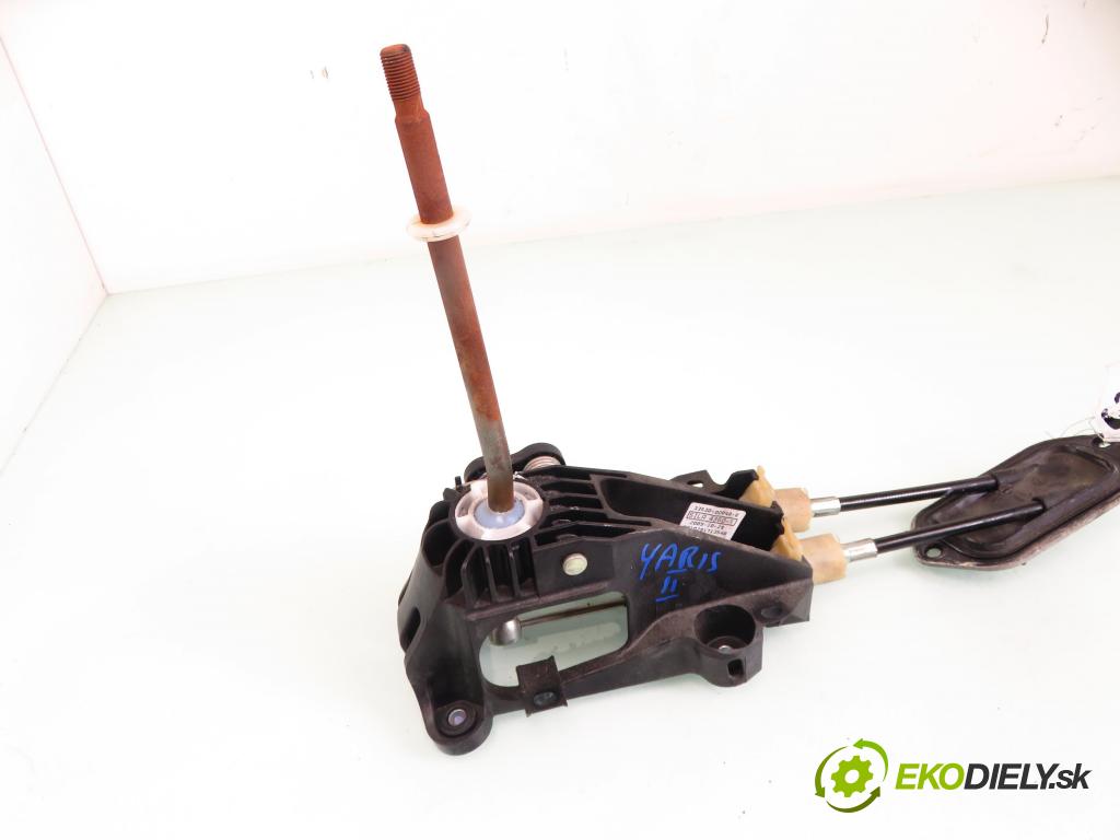 TOYOTA YARIS (_P9_) HB 2006 51,00 1.0 VVT-i (KSP90_) - 1KR-FE 998,00 ZVEDÁK: 335300D040