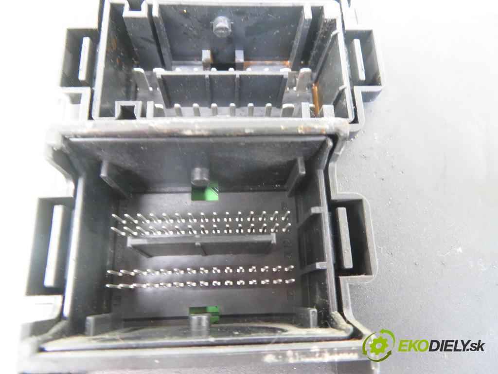 FIAT GRANDE PUNTO (199_) HB 2006 66,00 1.3 D Multijet 90 - 199 A3.000 1248,00 Skrinka POJISTKY: 00517817580