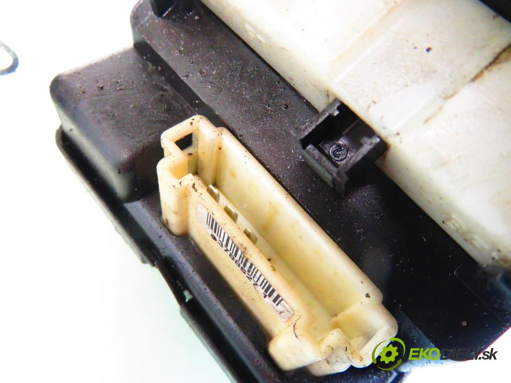 MERCEDES-BENZ KLASA A (W168) HB 1999 60,00 1.4 A 140 82 - M 166.940 1397,00 motorek zámku centrálního 1688000348