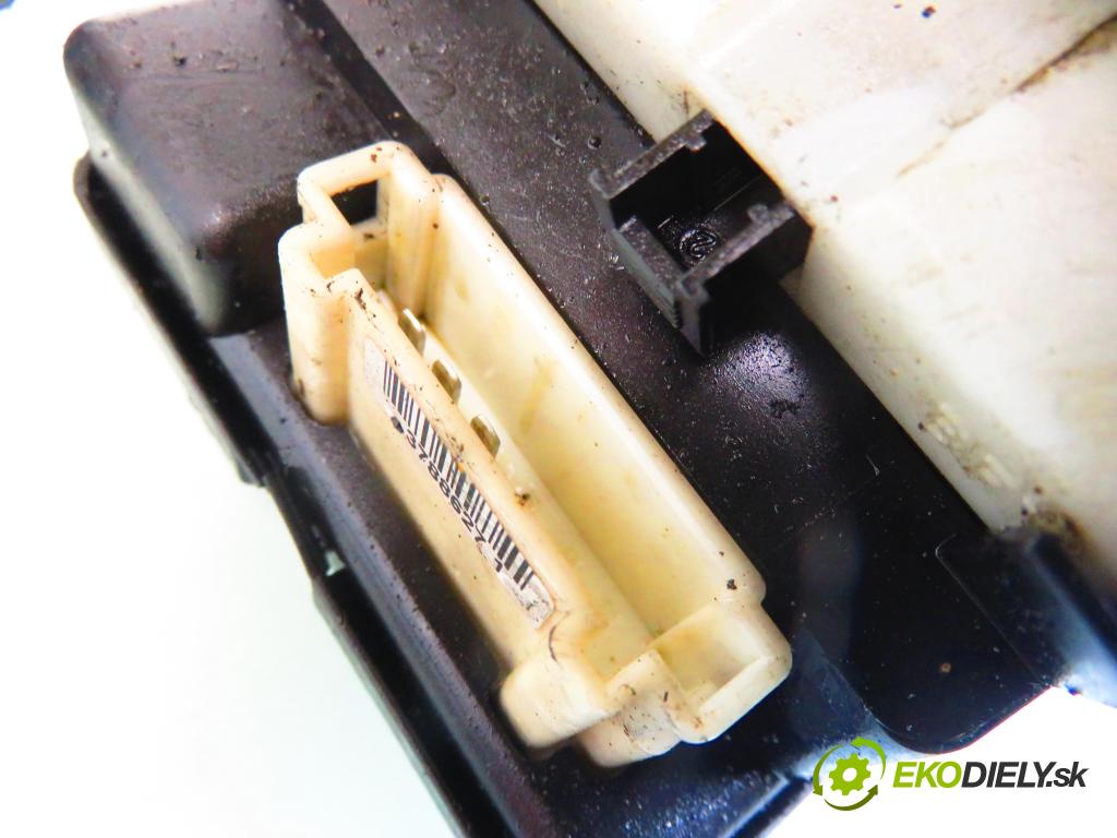 MERCEDES-BENZ KLASA A (W168) HB 1999 60,00 1.4 A 140 82 - M 166.940 1397,00 motorek zámku centrálního 1688000348