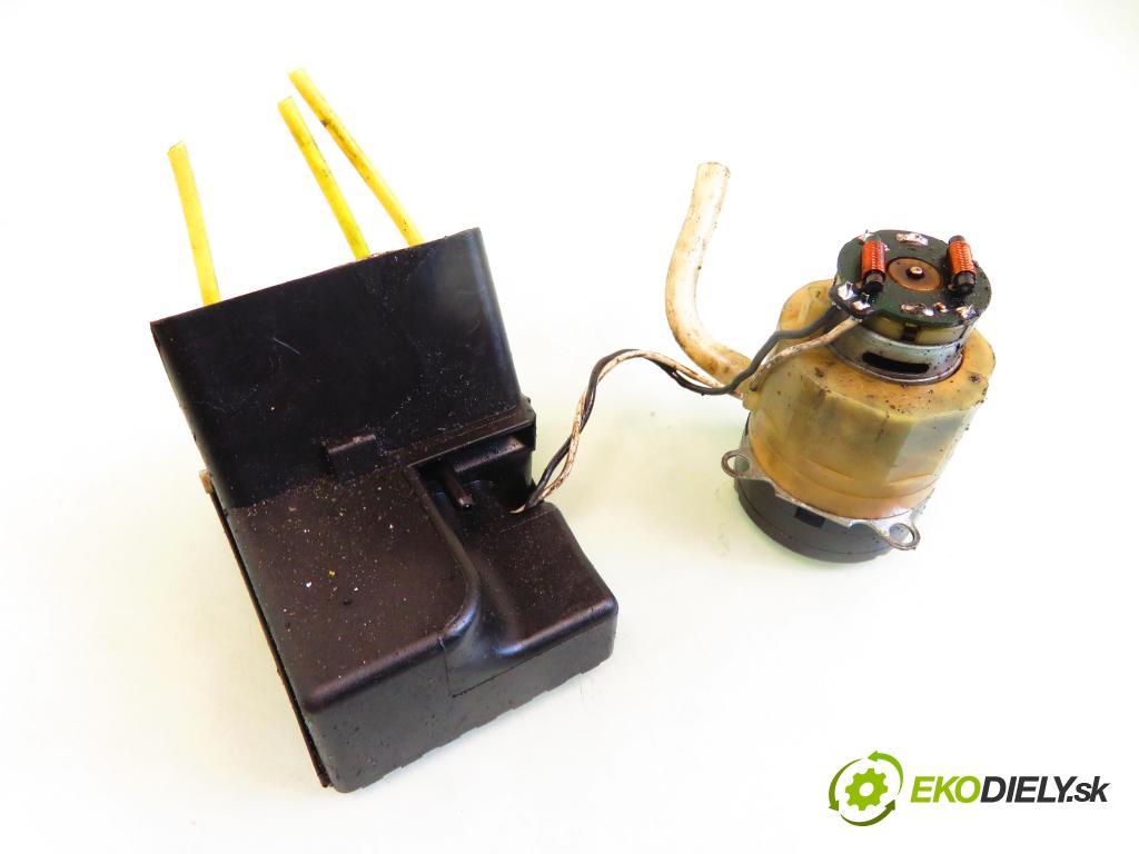 MERCEDES-BENZ KLASA A (W168) HB 1999 60,00 1.4 A 140 82 - M 166.940 1397,00 motorek zámku centrálního 1688000348