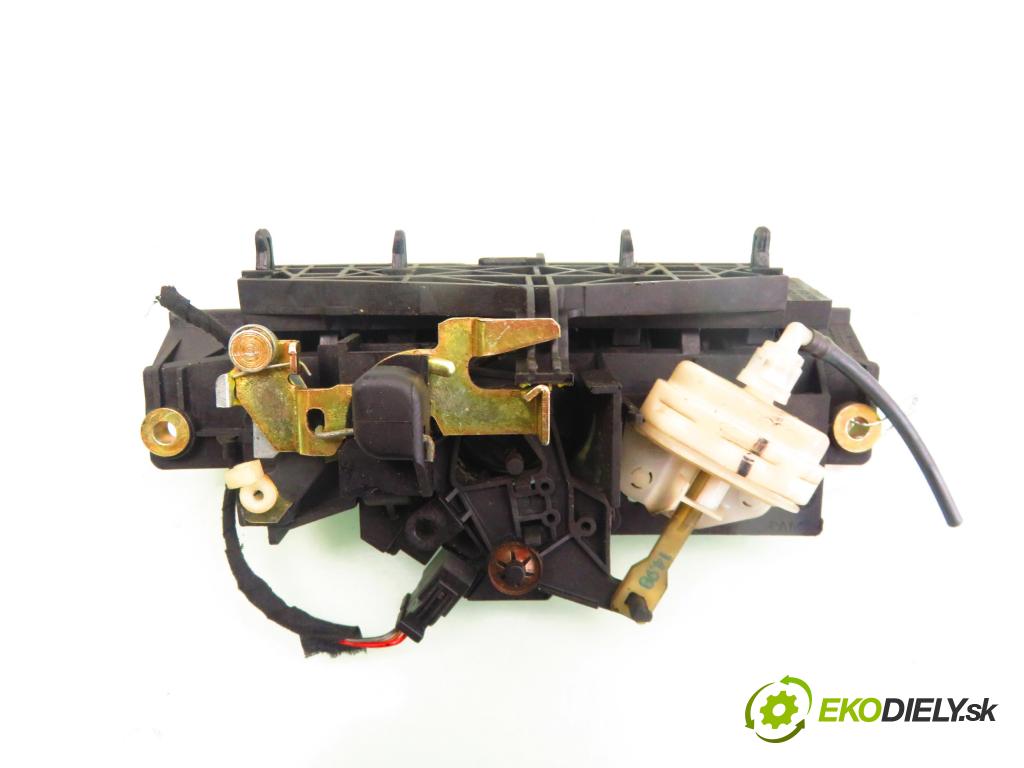 AUDI A3 (8L1) HB 1998 92,00 1.8 - AGN 1781,00 Kľučka dverí kufor 8D9827565C ; 4B0827565F