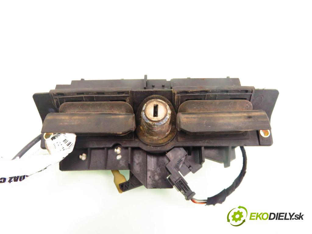 AUDI A3 (8L1) HB 1998 92,00 1.8 - AGN 1781,00 Kľučka dverí kufor 8D9827565C ; 4B0827565F