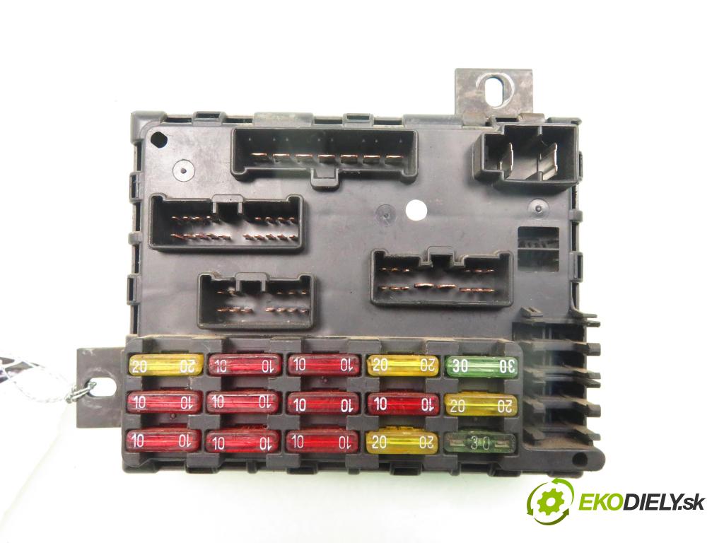 FIAT BRAVO I (182_) HB 2000 60,00 1.2 16V 80 - 182 B2.000 1242,00 Skrinka POJISTKY: 46533391