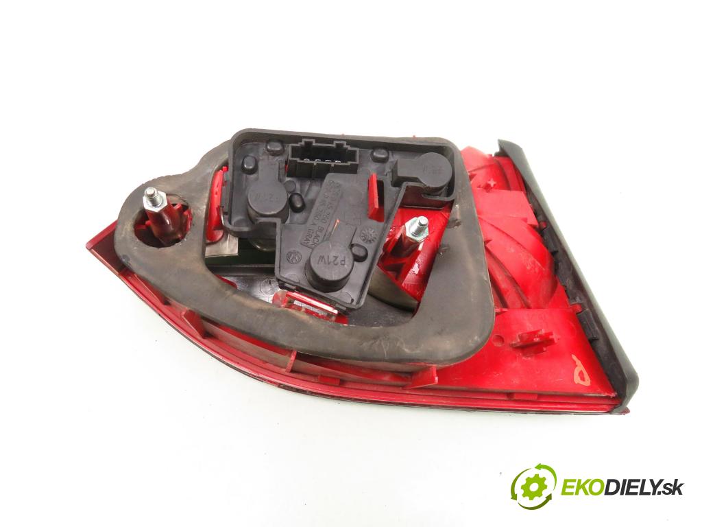 VW JETTA VI (162, 163) SEDAN 2011 1598,00 Lampy tylne 1598,00 Svetlo pravé zadné kufor 5C6945260 ; 5C6945260A