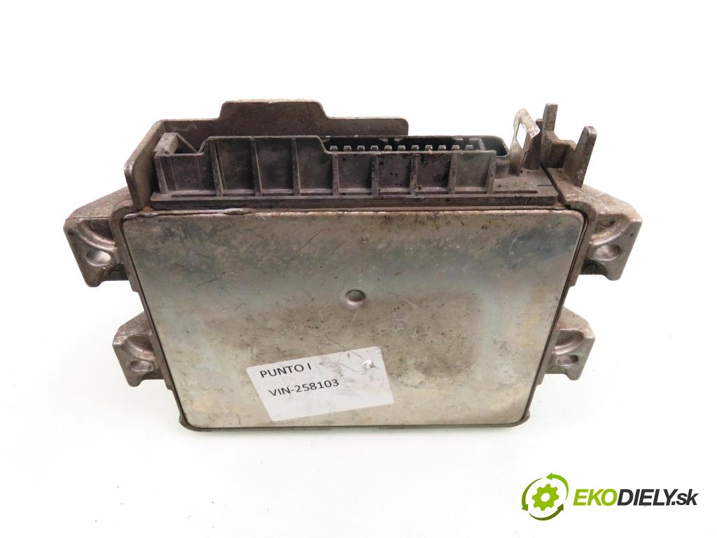 FIAT PUNTO (176_) HB 1996 63,00 1.2 16V - 176 B9.000 1242,00 řídící jednotka motora IAW8F5T; 46456322; 6160021811