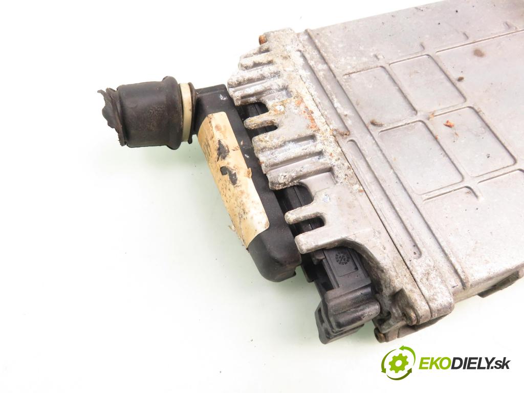VW PASSAT B3/B4 Variant (3A5, 35I) KOMBI 1996 66,00 1.9 TDI - 1Z 1896,00 řídící jednotka motora 028906021AT ; 0281001368