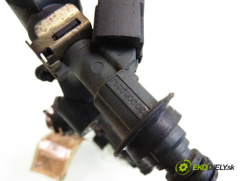 SEAT IBIZA II (6K1) HB 2001 44,00 1.4 MPI 60 - AUD 1390,00 Lišta vstrekovacia 030906031J; 030133319AA (Vstrekovacie lišty)