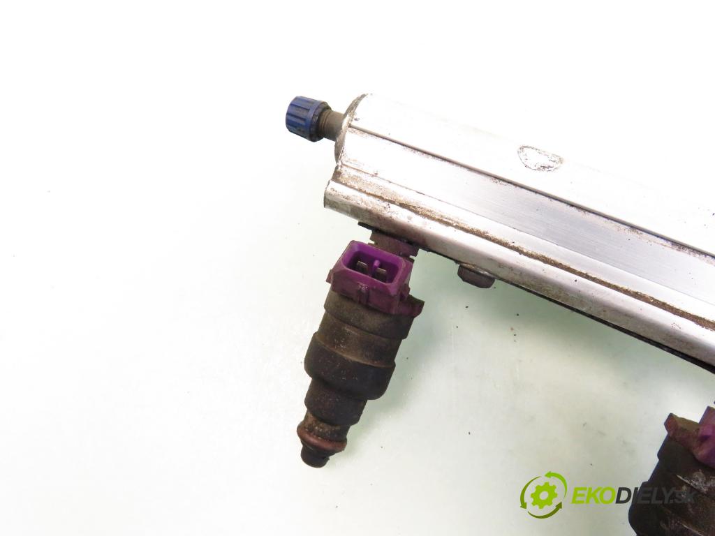 VOLVO S40 I (VS) SEDAN 1996 85,00 1.8 - B 4184 S 1731,00 Lišta vstrekovacia 9125118 ; 9186381 (Vstrekovacie lišty)