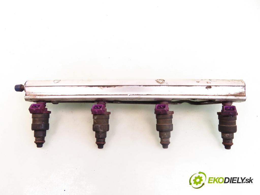 VOLVO S40 I (VS) SEDAN 1996 85,00 1.8 - B 4184 S 1731,00 Lišta vstrekovacia 9125118 ; 9186381 (Vstrekovacie lišty)