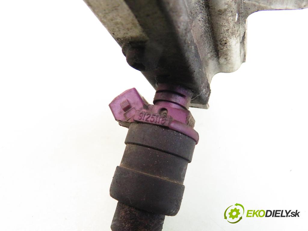 VOLVO S40 I (VS) SEDAN 1996 85,00 1.8 - B 4184 S 1731,00 Lišta vstrekovacia 9125118 ; 9186381 (Vstrekovacie lišty)