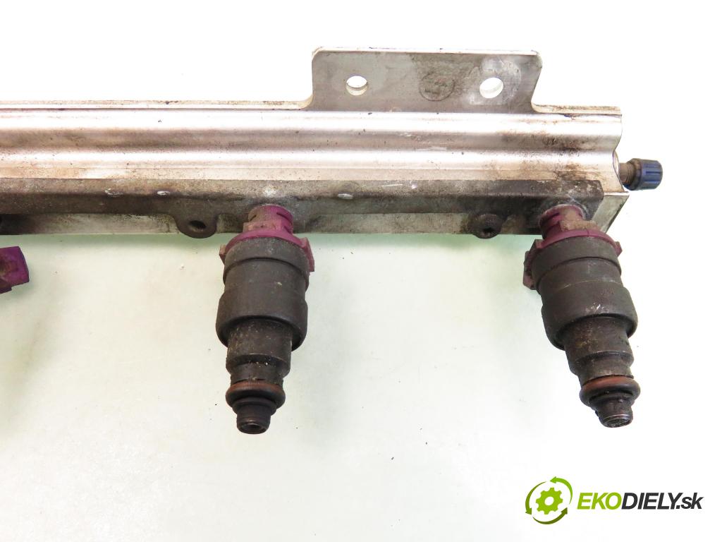 VOLVO S40 I (VS) SEDAN 1996 85,00 1.8 - B 4184 S 1731,00 Lišta vstrekovacia 9125118 ; 9186381 (Vstrekovacie lišty)