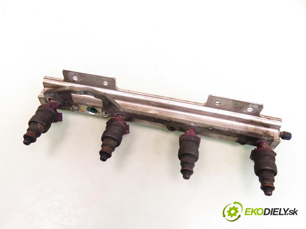 VOLVO S40 I (VS) SEDAN 1996 85,00 1.8 - B 4184 S 1731,00 Lišta vstrekovacia 9125118 ; 9186381 (Vstrekovacie lišty)