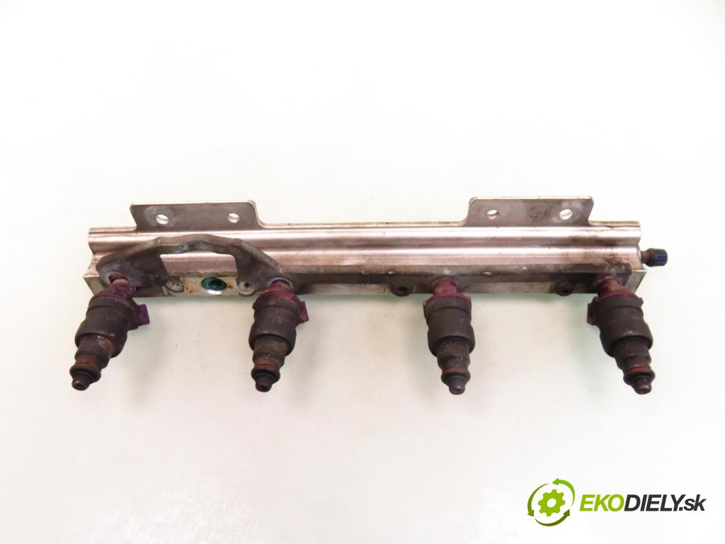 VOLVO S40 I (VS) SEDAN 1996 85,00 1.8 - B 4184 S 1731,00 Lišta vstrekovacia 9125118 ; 9186381 (Vstrekovacie lišty)