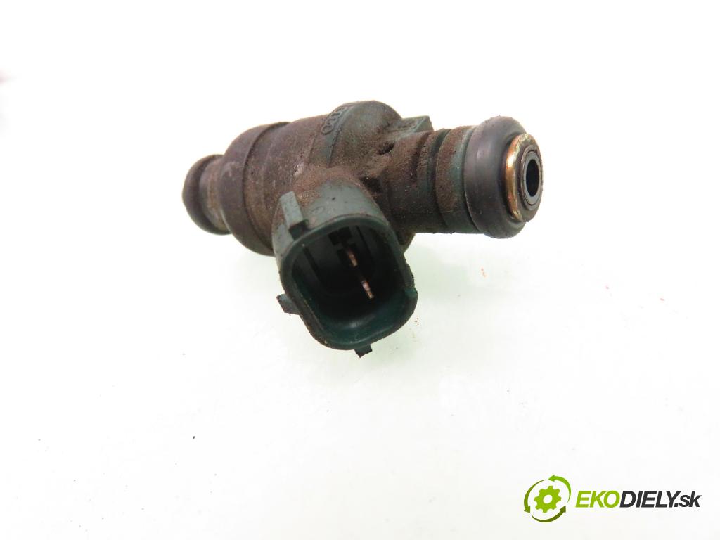 AUDI A4 (8D2, B5) SEDAN 1995 1595,00 Wtryskiwacze 1595,00 Vstrekovacie ventily 037906031AL (Vstrekovacie ventily)