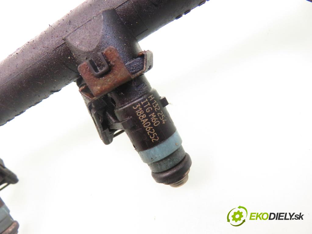 RENAULT MEGANE II sedan (LM0/1_) SEDAN 2003 1390,00 Listwy wtryskowe 1390,00 Lišta vstrekovacia H132254 (Vstrekovacie lišty)