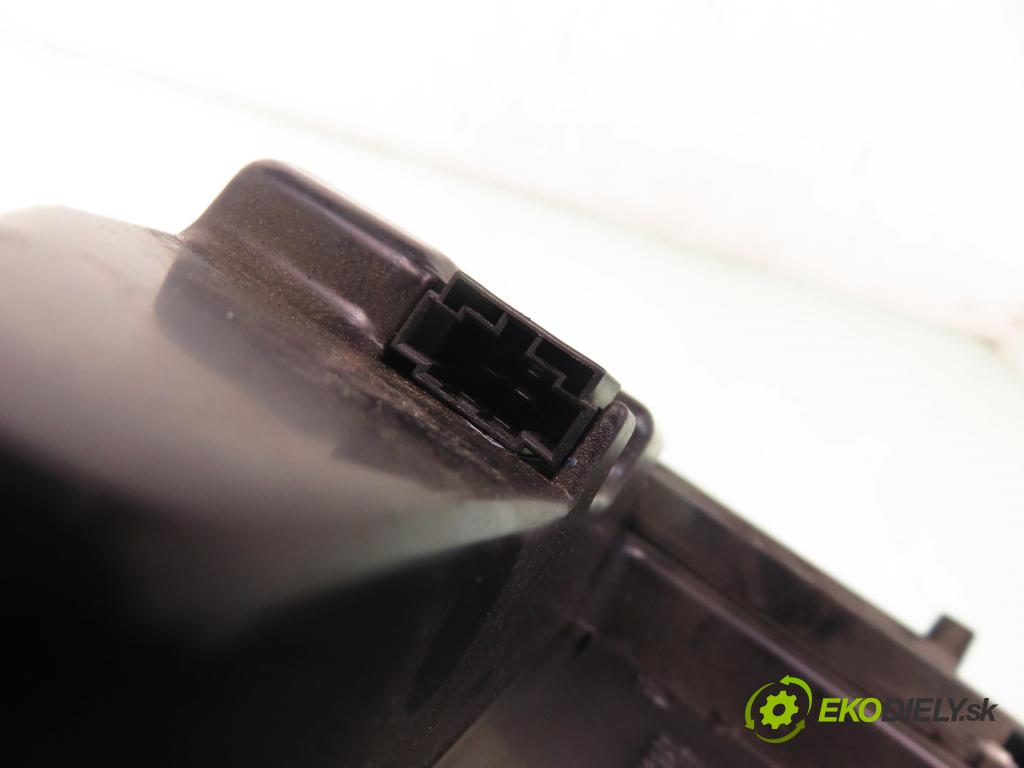 AUDI A4 Avant (8E5, B6) KOMBI 2004 120,00 2.5 TDI - BDG 2496,00 subwoofer 8E9035382 (Audio zariadenia)