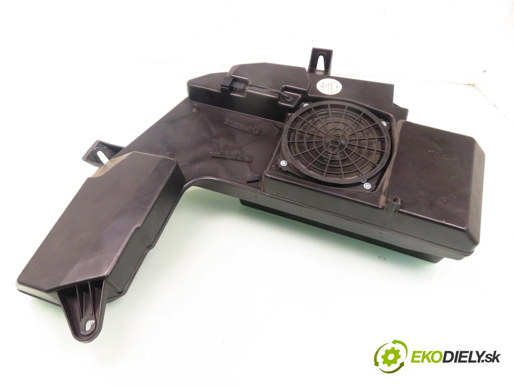 AUDI A4 Avant (8E5, B6) KOMBI 2004 120,00 2.5 TDI - BDG 2496,00 subwoofer 8E9035382 (Audio zariadenia)