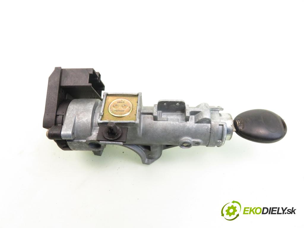 LAND ROVER FREELANDER (L314) TERENOWY 1999 72,00 2.0 DI 4x4 - 20 T2N 1994,00 spinačka YXB100350 ; 04152502 (Spínacie skrinky a kľúče)