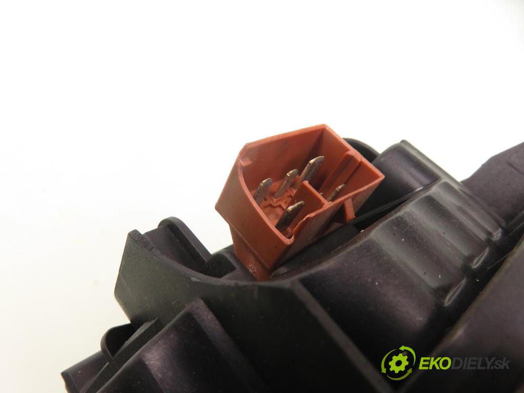 AUDI A4 (8E2, B6) SEDAN 2003 96,00 2.0 20V 130 - ALT 1984,00 Ventilátor vetráku 8E1820021E