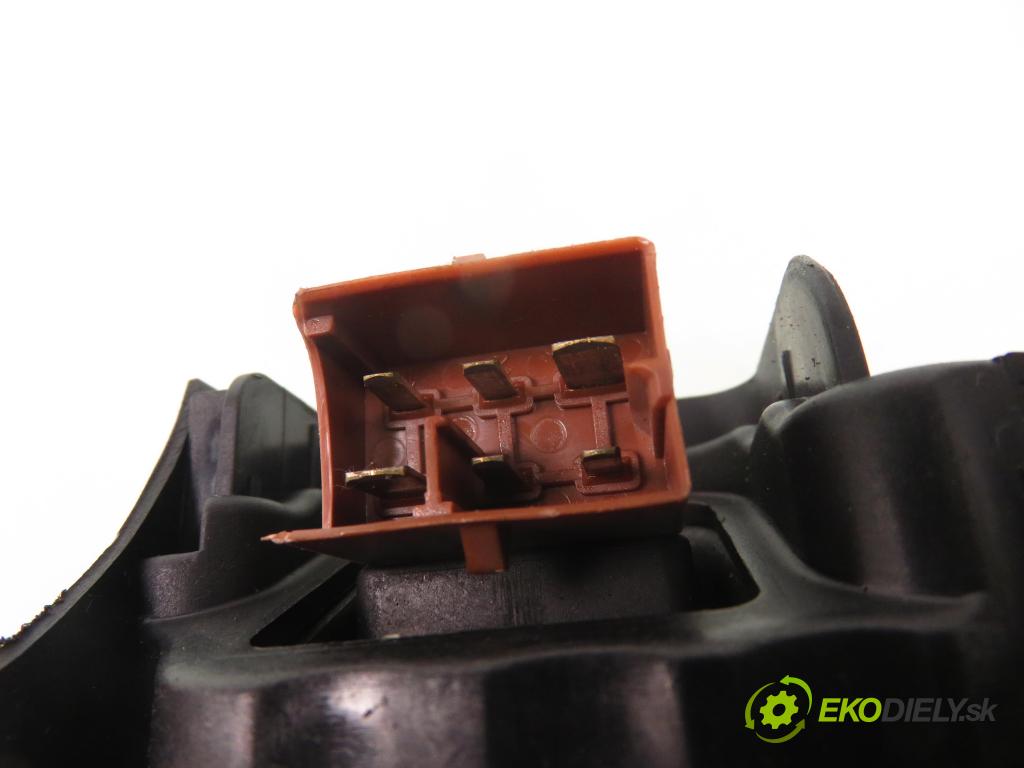 AUDI A4 (8E2, B6) SEDAN 2003 96,00 2.0 20V 130 - ALT 1984,00 Ventilátor vetráku 8E1820021E