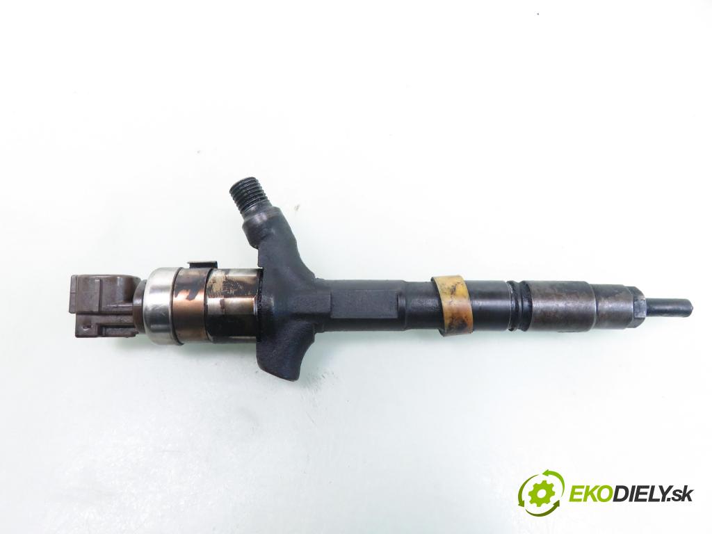 TOYOTA COROLLA (_E12_) KOMBI 2002 66,00 2.0 D-4D 1995,00 vstrekovač 2367027020 (Vstrekovač paliva)