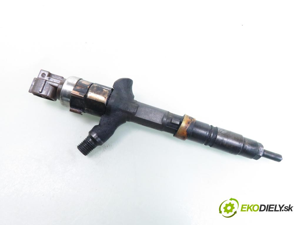 TOYOTA COROLLA (_E12_) KOMBI 2002 66,00 2.0 D-4D 1995,00 vstrekovač 2367027020 (Vstrekovač paliva)