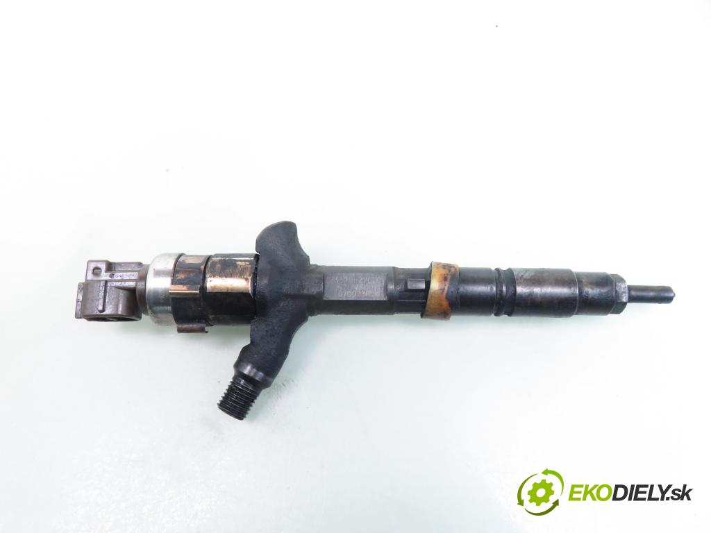 TOYOTA COROLLA (_E12_) KOMBI 2002 66,00 2.0 D-4D 1995,00 vstrekovač 2367027020 (Vstrekovač paliva)