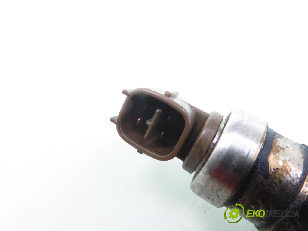 TOYOTA COROLLA (_E12_) KOMBI 2002 66,00 2.0 D-4D 1995,00 vstrekovač 2367027020 (Vstrekovač paliva)