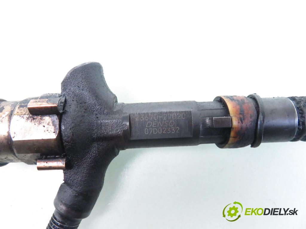 TOYOTA COROLLA (_E12_) KOMBI 2002 66,00 2.0 D-4D 1995,00 vstrekovač 2367027020 (Vstrekovač paliva)