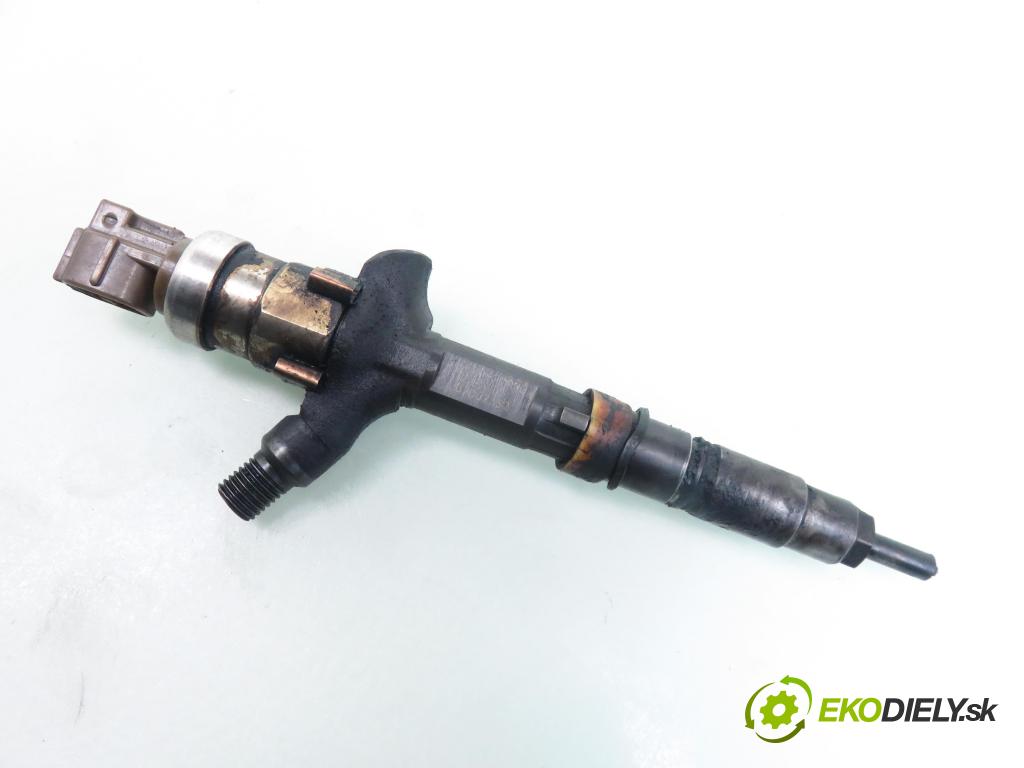 TOYOTA COROLLA (_E12_) KOMBI 2002 66,00 2.0 D-4D 1995,00 vstrekovač 2367027020 (Vstrekovač paliva)