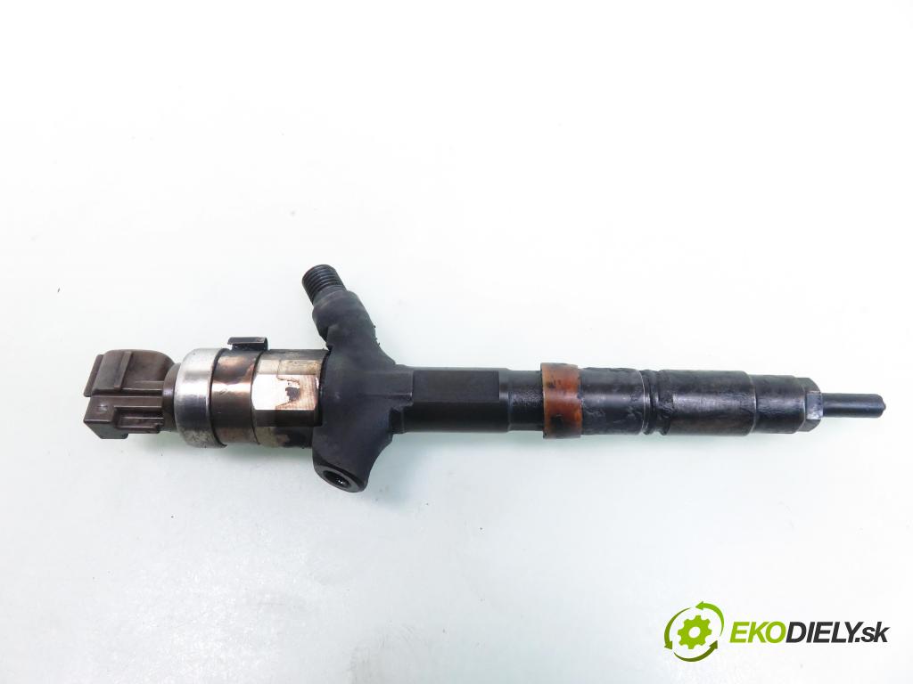 TOYOTA COROLLA (_E12_) KOMBI 2002 66,00 2.0 D-4D 1995,00 vstrekovač 2367027020 (Vstrekovač paliva)