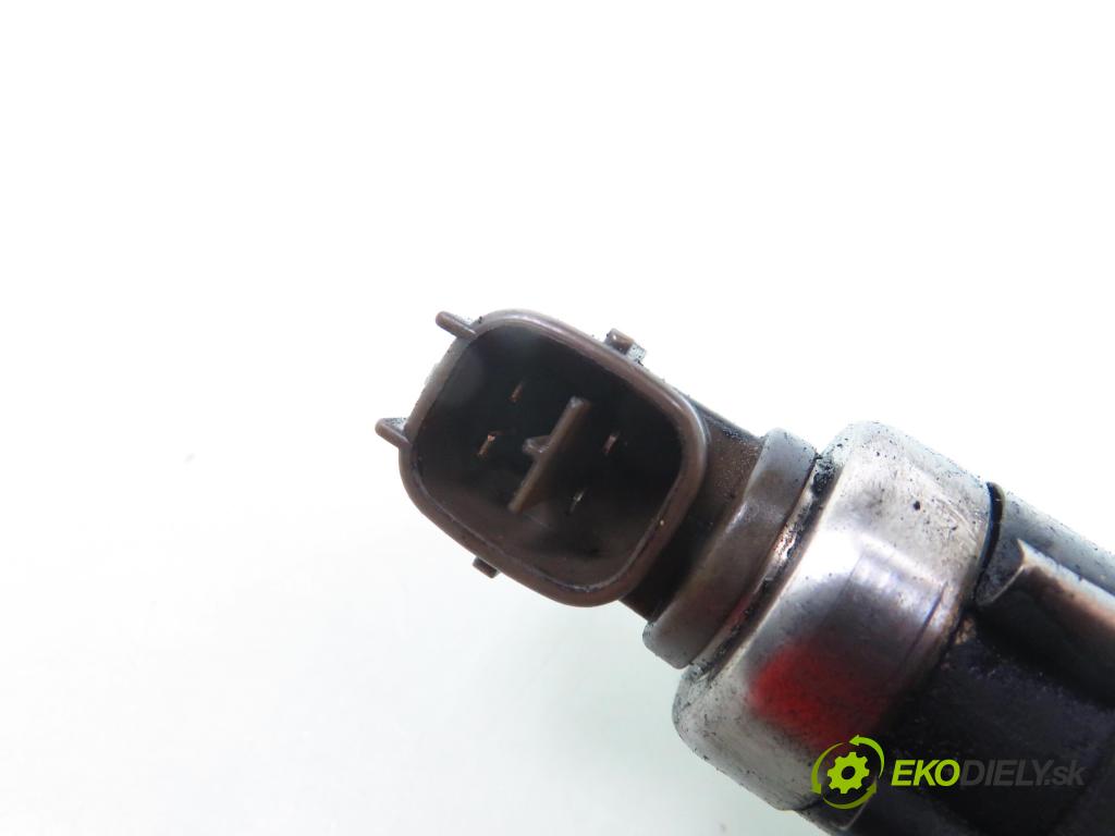 TOYOTA COROLLA (_E12_) KOMBI 2002 66,00 2.0 D-4D 1995,00 vstrekovač 2367027020 (Vstrekovač paliva)