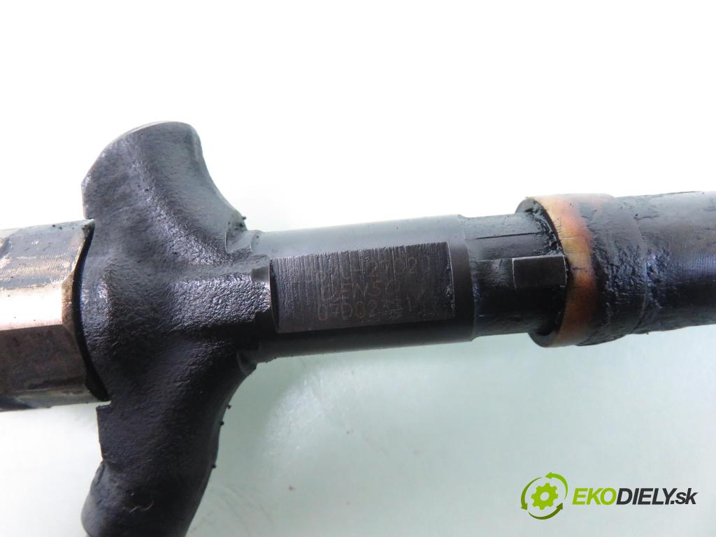 TOYOTA COROLLA (_E12_) KOMBI 2002 66,00 2.0 D-4D 1995,00 vstrekovač 2367027020 (Vstrekovač paliva)