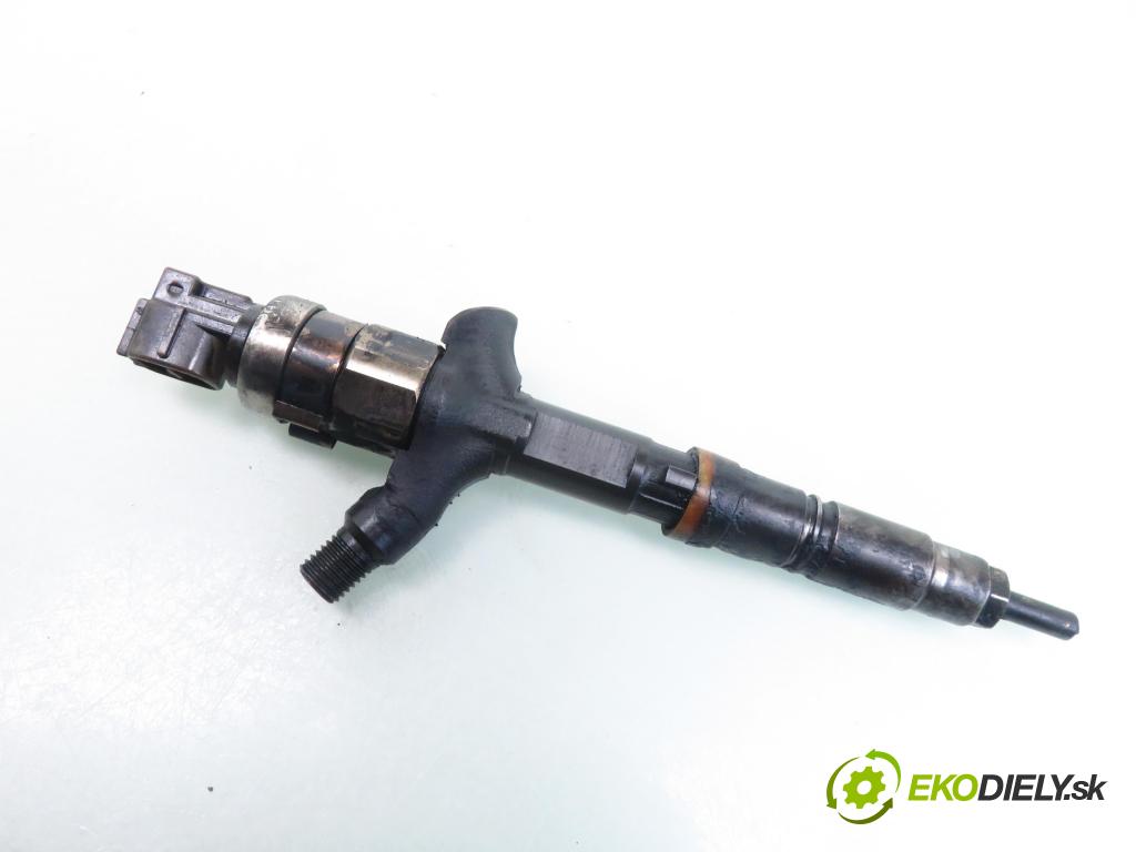 TOYOTA COROLLA (_E12_) KOMBI 2002 66,00 2.0 D-4D 1995,00 vstrekovač 2367027020 (Vstrekovač paliva)