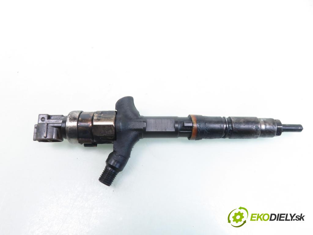 TOYOTA COROLLA (_E12_) KOMBI 2002 66,00 2.0 D-4D 1995,00 vstrekovač 2367027020 (Vstrekovač paliva)