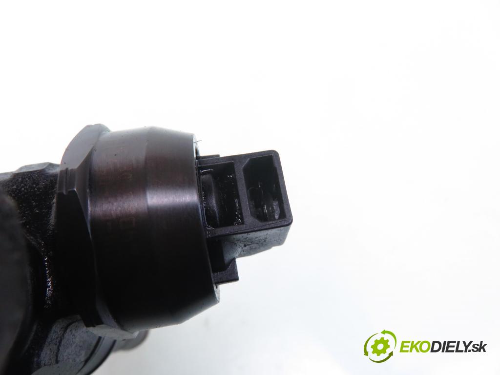 VW PASSAT B5.5 Variant (3B6) KOMBI 2004 100,00 2.0 TDI - BGW 1968,00 Vstrekovač 038130073BC ; 0414720222 (Vstrekovač paliva)