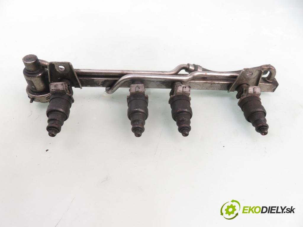 AUDI A4 (8D2, B5) SEDAN 1995 74,00 1.6 - AHL 1595,00 Lišta vstrekovacia 050133681A ; 078133551N ; 0280160516 (Vstrekovacie lišty)