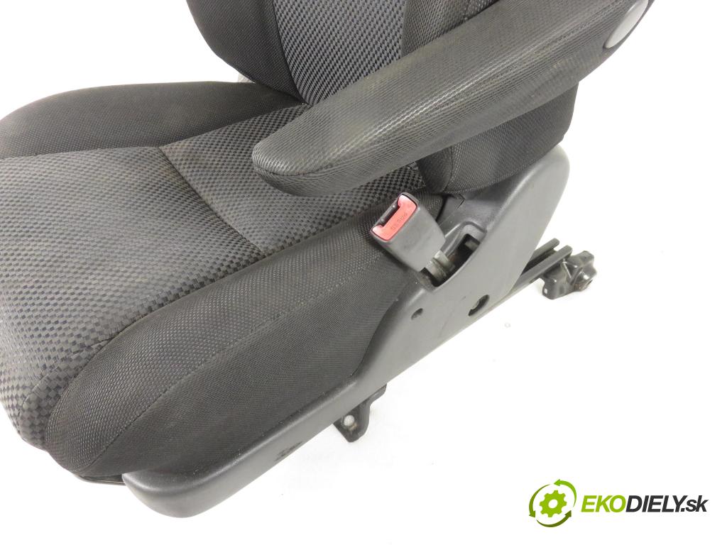 TOYOTA COROLLA Verso (_E12_) MINIVAN 2002 66,00 2.0 D-4D (CDE120_) - 1CD-FTV 1995,00 Sedadlo CESTUJÚCI/PP